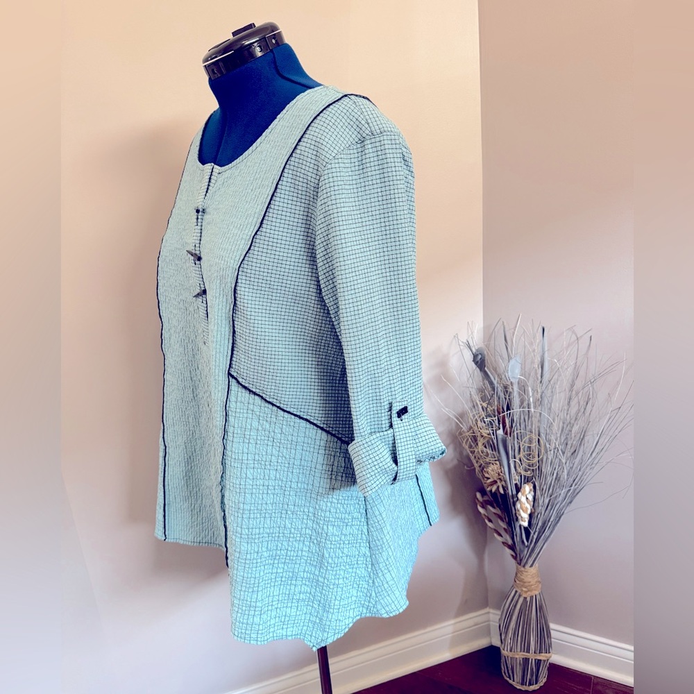 Light blue Ali Miles top with unique buttons - Picture 11 of 12